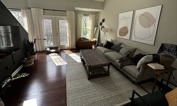 Living area - Cozy 2-bedroom apartment with WiFi, AC, pool in charming Broad Ripple. (Indianapolis)