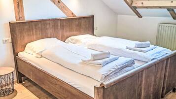 2 bedrooms, travel crib, free WiFi
