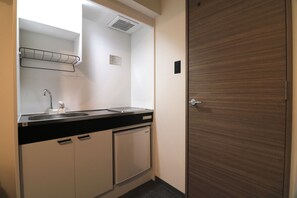 Refrigerador con freezer, microondas, placa de cocina, tostadora