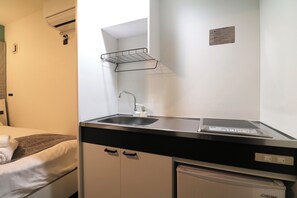 Full-size fridge, microwave, stovetop, toaster