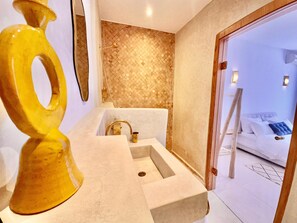 Ducha, secador de pelo, toallas y jabón