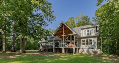Lakefront: Dock, Firepit, Kayaks, Grill, Sleeps 13
