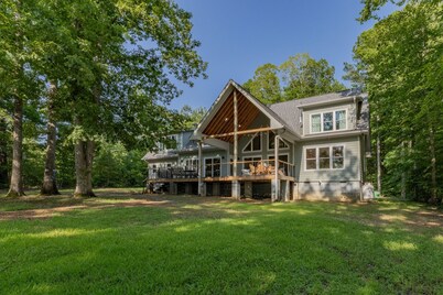 Lakefront: Dock, Firepit, Kayaks, Grill, Sleeps 13