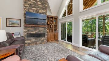 Een smart-tv, een open haard en boeken