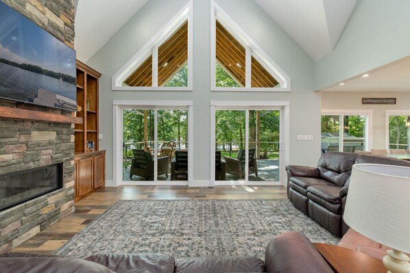 TV connectée, cheminée, livres