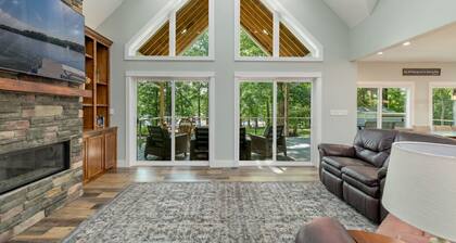 Lakefront: Hot tub, Dock, Firepit, Kayaks, Grill, Sleeps 13