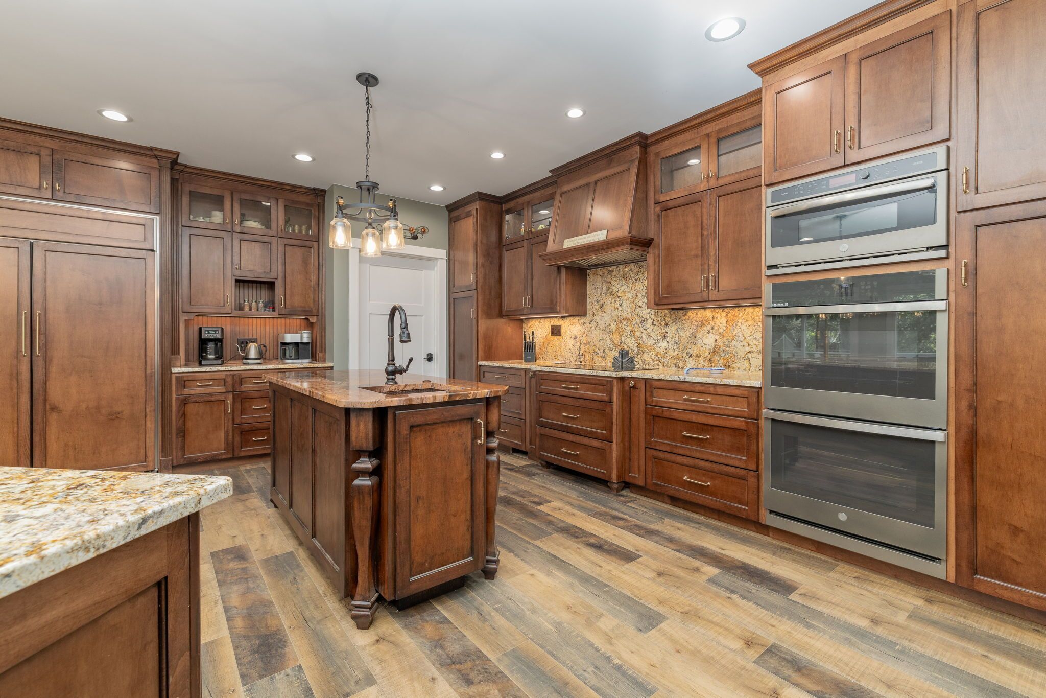 Geladeira, cooktop, lava-louças, cafeteira/chaleira