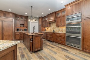 Réfrigérateur, plaque de cuisson, lave-vaisselle, cafetière/bouilloire