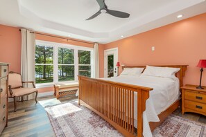 6 bedrooms, iron/ironing board, free WiFi, bed sheets - Lakefront: Hot tub, Dock, Firepit, Kayaks, Grill, Sleeps 13 (Henrico)