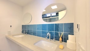 Douche, serviettes fournies, savon, papier toilette