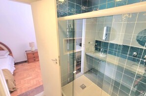 Dusche, Handtücher, Seife, Toilettenpapier