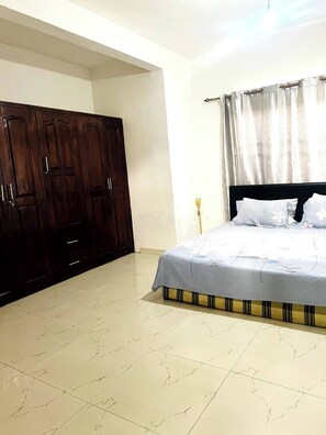 3 slaapkamers, een strijkplank/strijkijzer, wifi, beddengoed