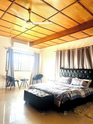 3 slaapkamers, een strijkplank/strijkijzer, wifi, beddengoed