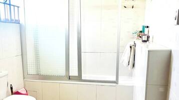Secador de cabelo, toalhas de banho, sabonete, papel higiênico