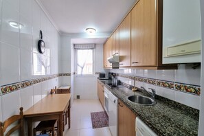 ثلاجة، ميكروويف، فرن، محمصة خبز