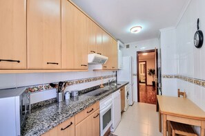 ثلاجة، ميكروويف، فرن، محمصة خبز