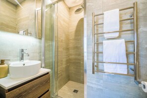 Dusche, Haartrockner, Handtücher, Seife