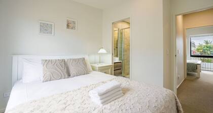 Chic 2-Bedroom Retreat in Grey Lynn Minutes to CBD