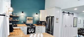 Walk to Town Shops, Restaurants, and River. Across from Park on the 'Flats'.