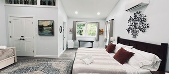 Walk to Town Shops, Restaurants, and River. Across from Park on the 'Flats'.