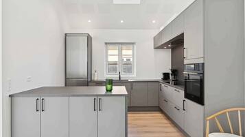 Fridge, oven, dishwasher, cookware/dishes/utensils