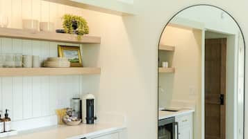 Cafetera y tetera, tostadora y comedor