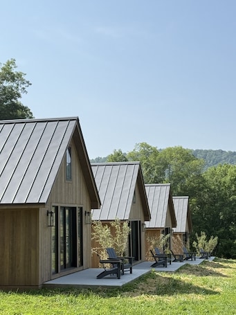 Exterior. The Monroe Cottage - Luxury Farm Stay