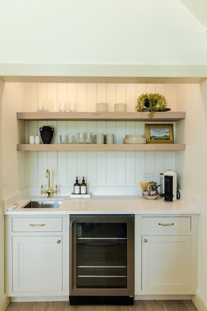 Een koffiezetapparaat/waterkoker, een broodrooster, een eettafel