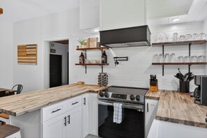 Fridge, microwave, oven, stovetop - FLXFarms-7Bd-6Ba-HotTub-Firepit-Arcade-PetFriendly (Canandaigua)