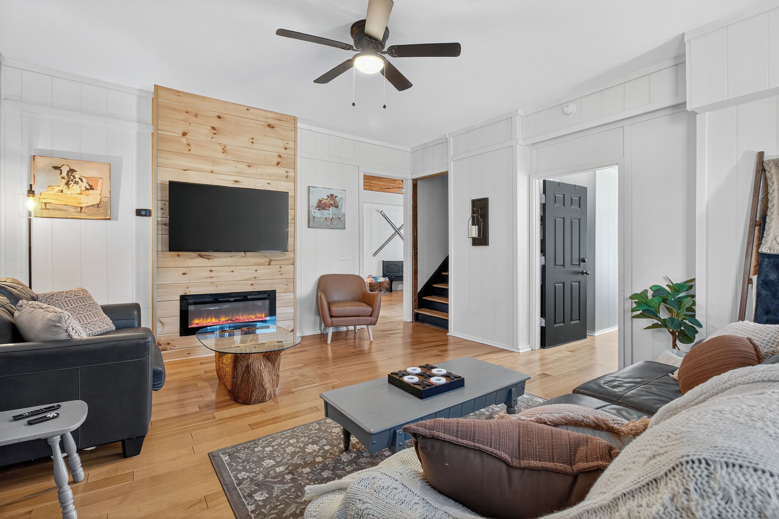 Älytelevisio, takka, videopelejä, pöytäjalkapallopöytä