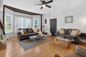 Smart TV, fireplace, video games, table football - FLXFarms-7Bd-6Ba-HotTub-Firepit-Arcade-PetFriendly (Canandaigua)