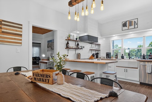 FLXFarms-7Bd-6Ba-HotTub-Firepit-Arcade-PetFriendly