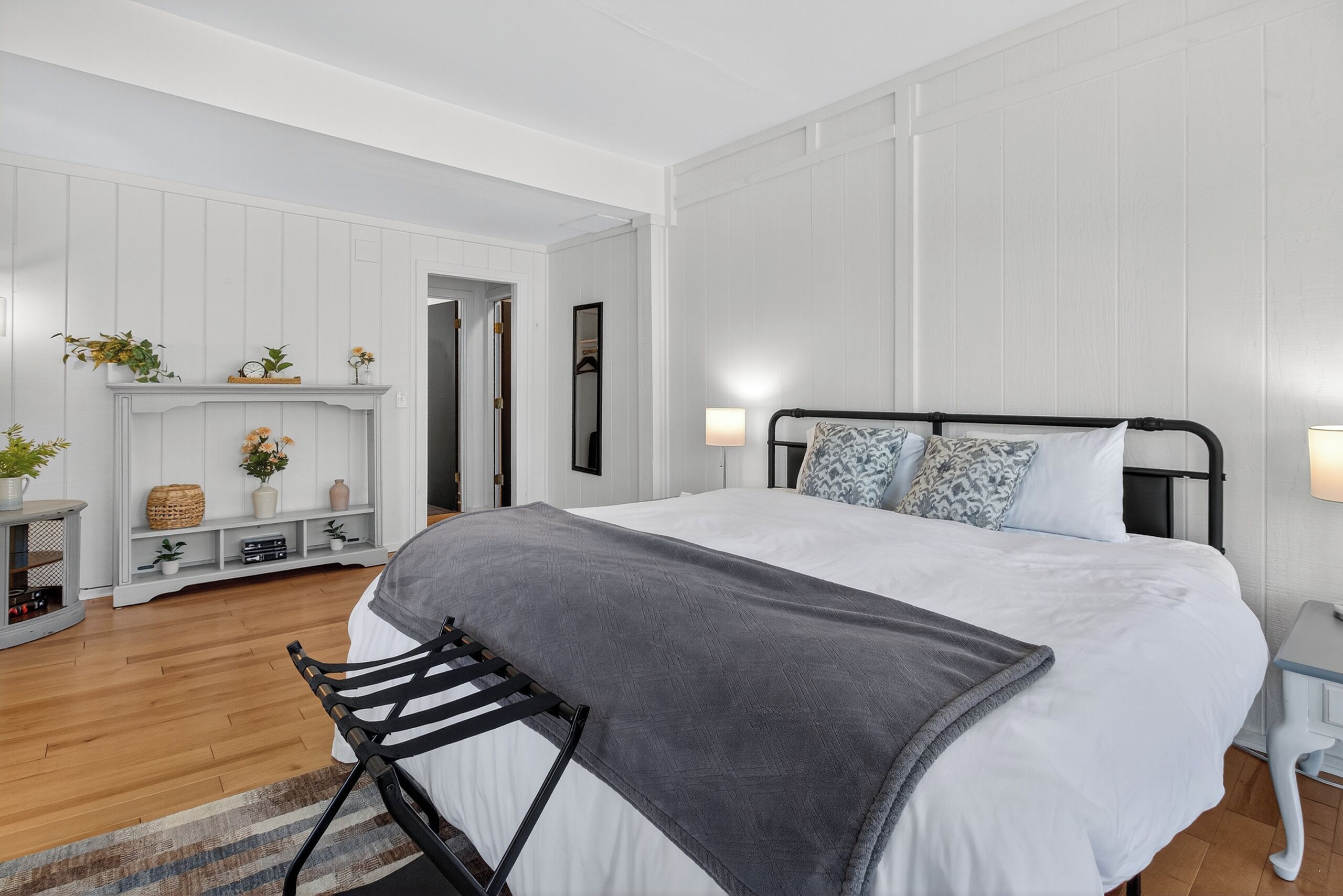 7 habitaciones, tabla de planchar con plancha y cuna de viaje 