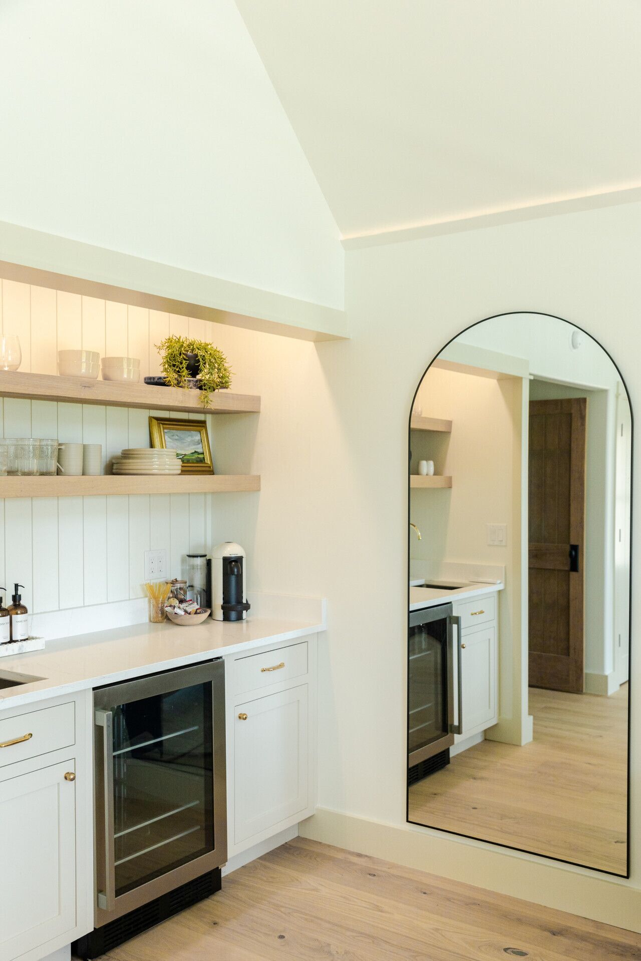 Coffee/tea maker, toaster, dining tables