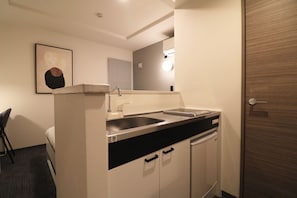 Full-sized fridge, microwave, stovetop, toaster