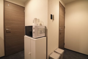 Full-sized fridge, microwave, stovetop, toaster