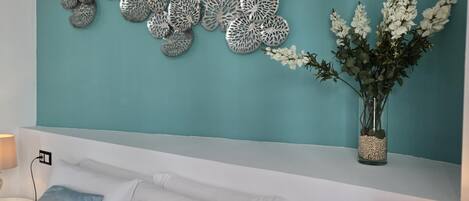 Iron/ironing board, Internet, bed sheets