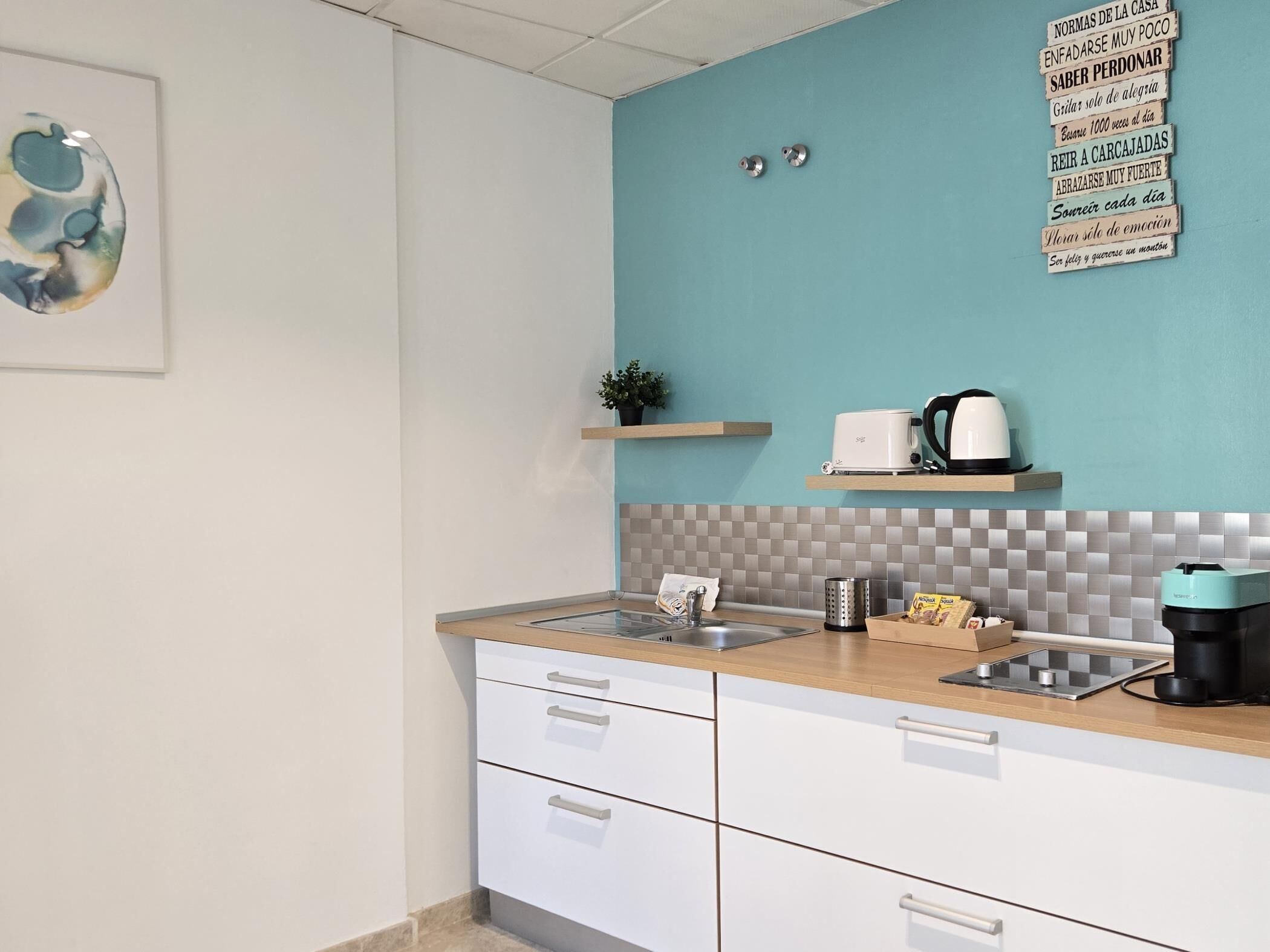 Réfrigérateur, micro-ondes, cafetière/bouilloire, grille-pain