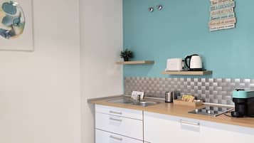 Réfrigérateur, micro-ondes, cafetiÚre/bouilloire, grille-pain