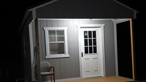 A small, single-story building with a front porch, a door, and a window. - Cool cabin with AC in Kelso (Kelso)