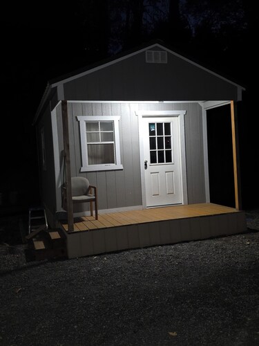 Cool cabin with AC in Kelso