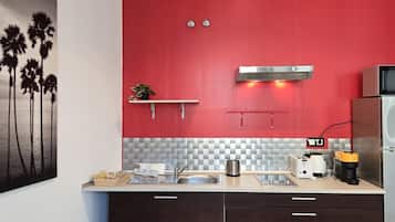 Køleskab, mikrobølgeovn, kaffe-/temaskine, brødrister