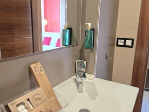 Shower, hair dryer, towels - Felix Saenz Boutique Suits Banderas (Málaga)