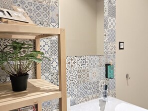 Shower, hair dryer, towels - Felix Saenz Boutique Suits Alboran (Málaga)