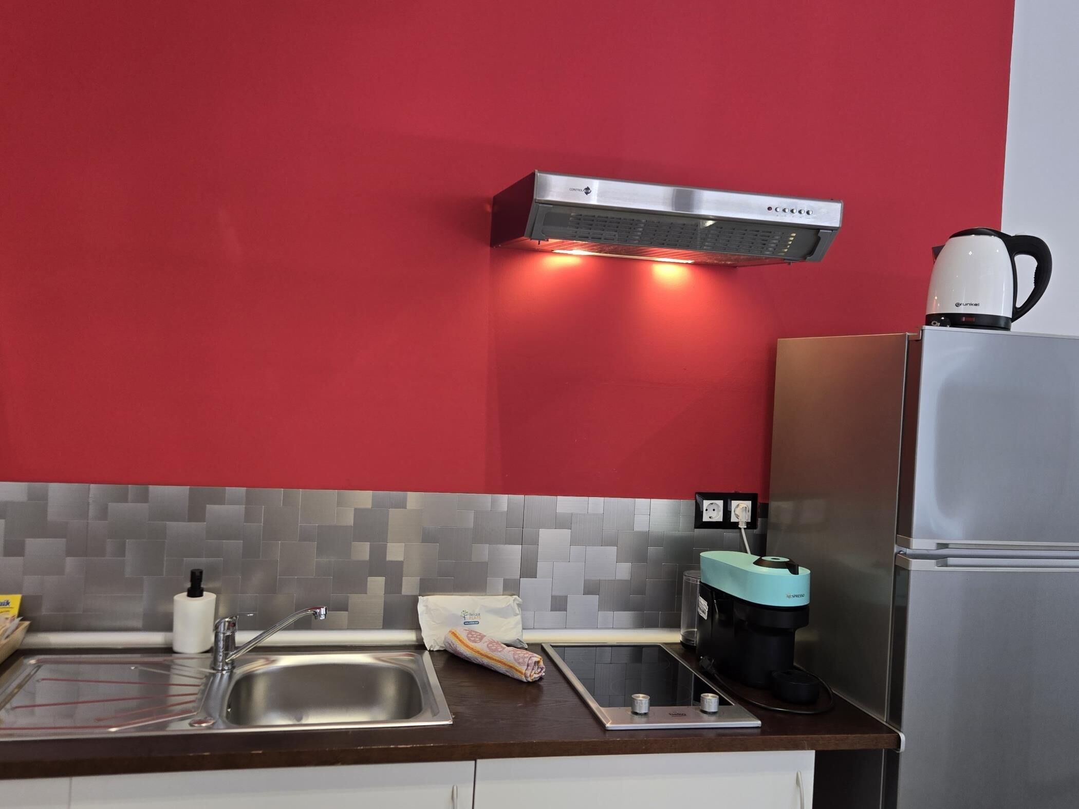 Réfrigérateur, micro-ondes, cafetière/bouilloire, grille-pain