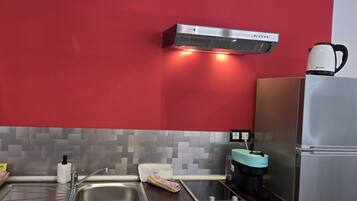 Frigorífico, microondas, cafetera o tetera y tostadora