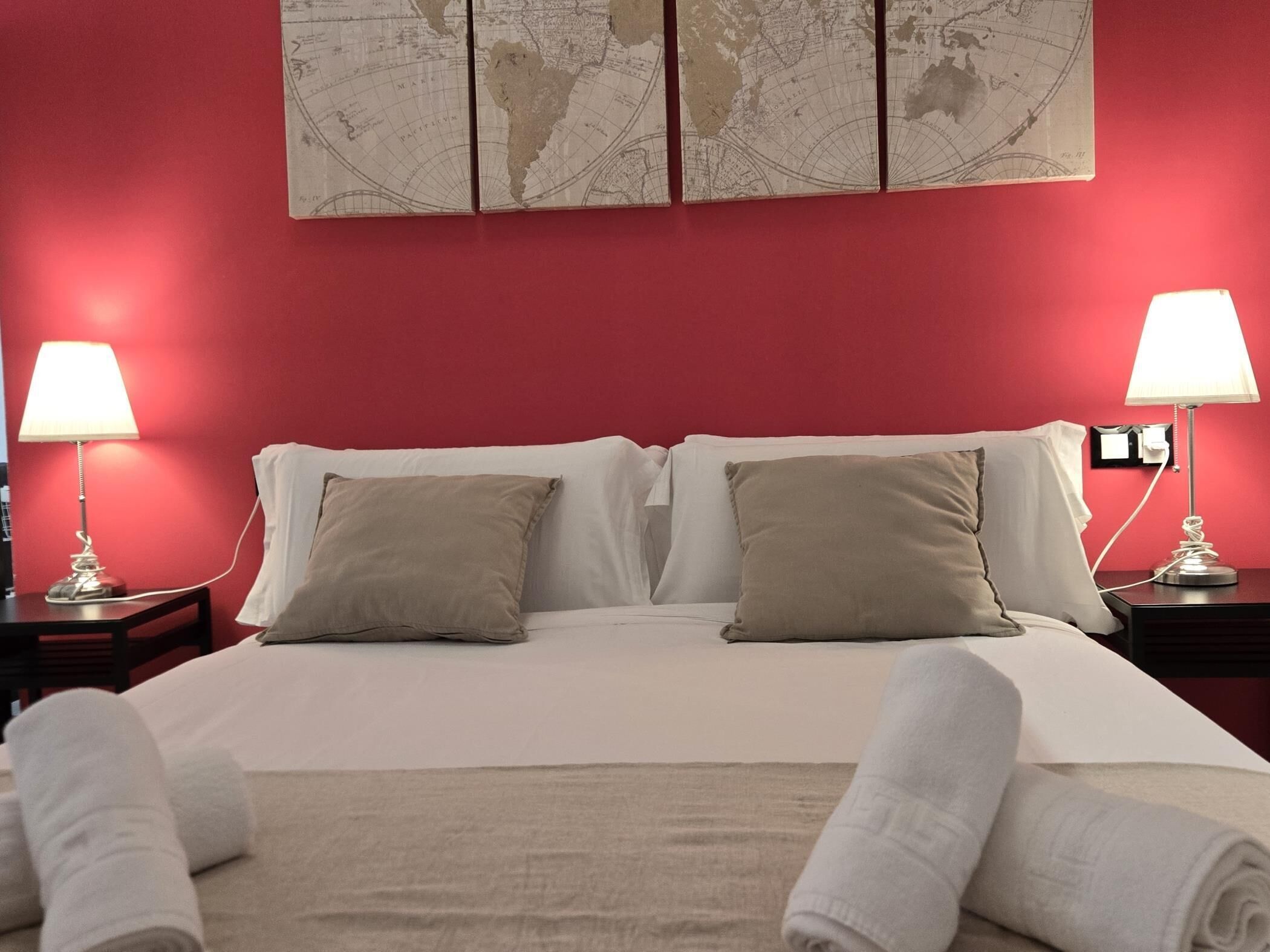 Een strijkplank/strijkijzer, internet, beddengoed