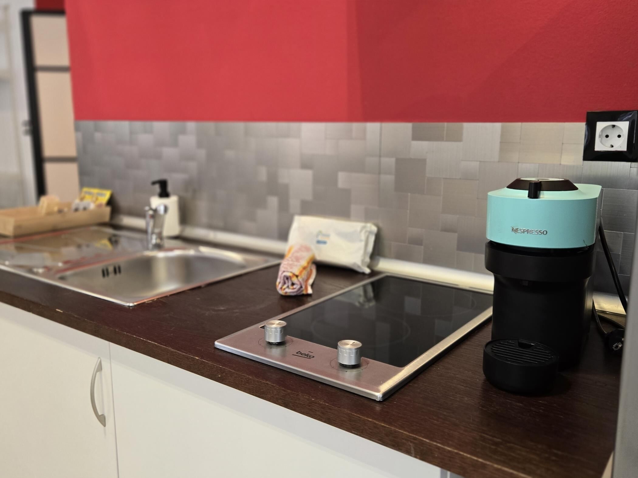 Kühlschrank, Mikrowelle, Wasserkocher mit Kaffee-/Teezubehör, Toaster