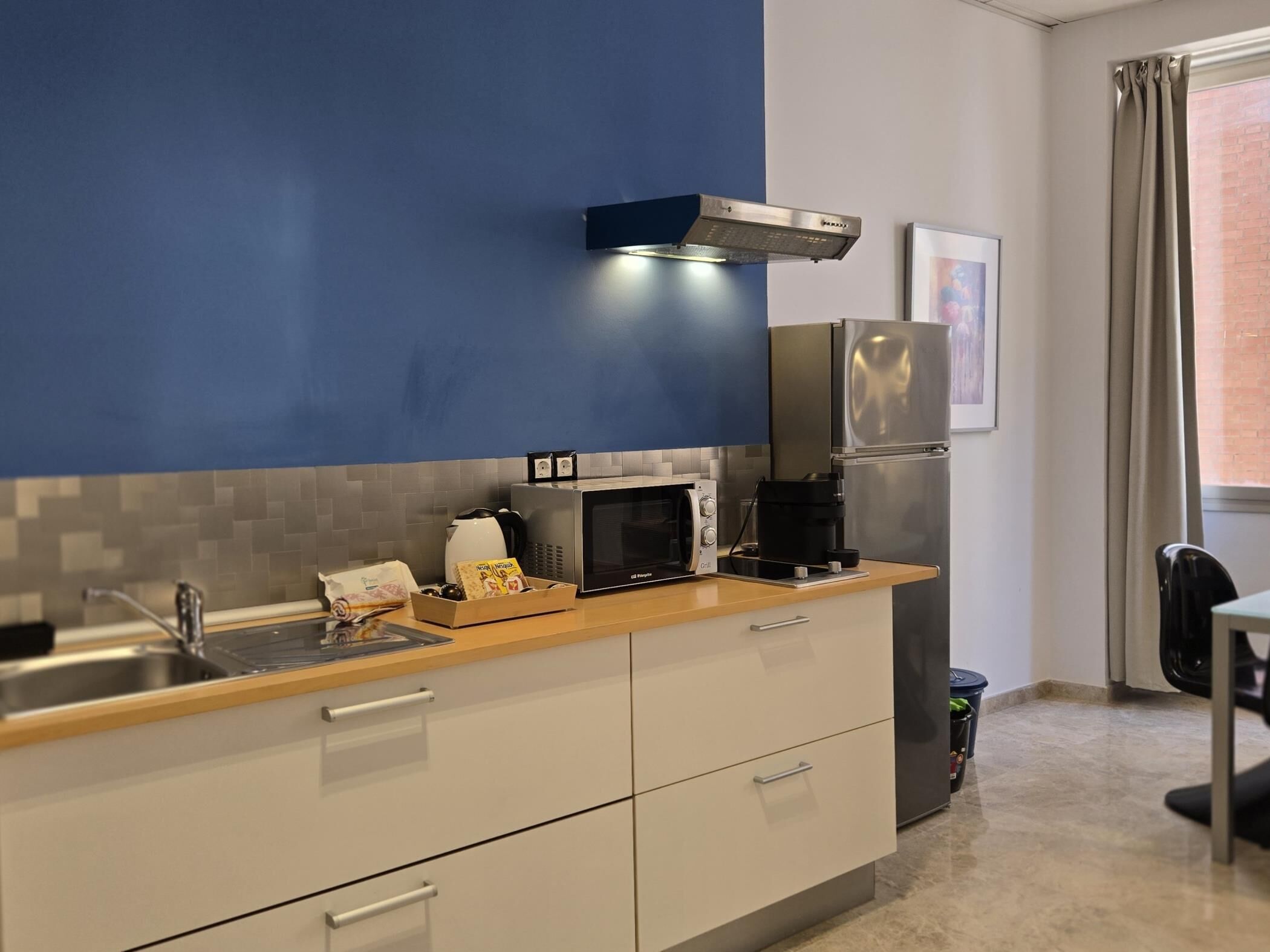 Kühlschrank, Mikrowelle, Wasserkocher mit Kaffee-/Teezubehör, Toaster