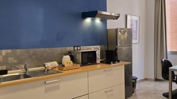 Kühlschrank, Mikrowelle, Wasserkocher mit Kaffee-/Teezubehör, Toaster